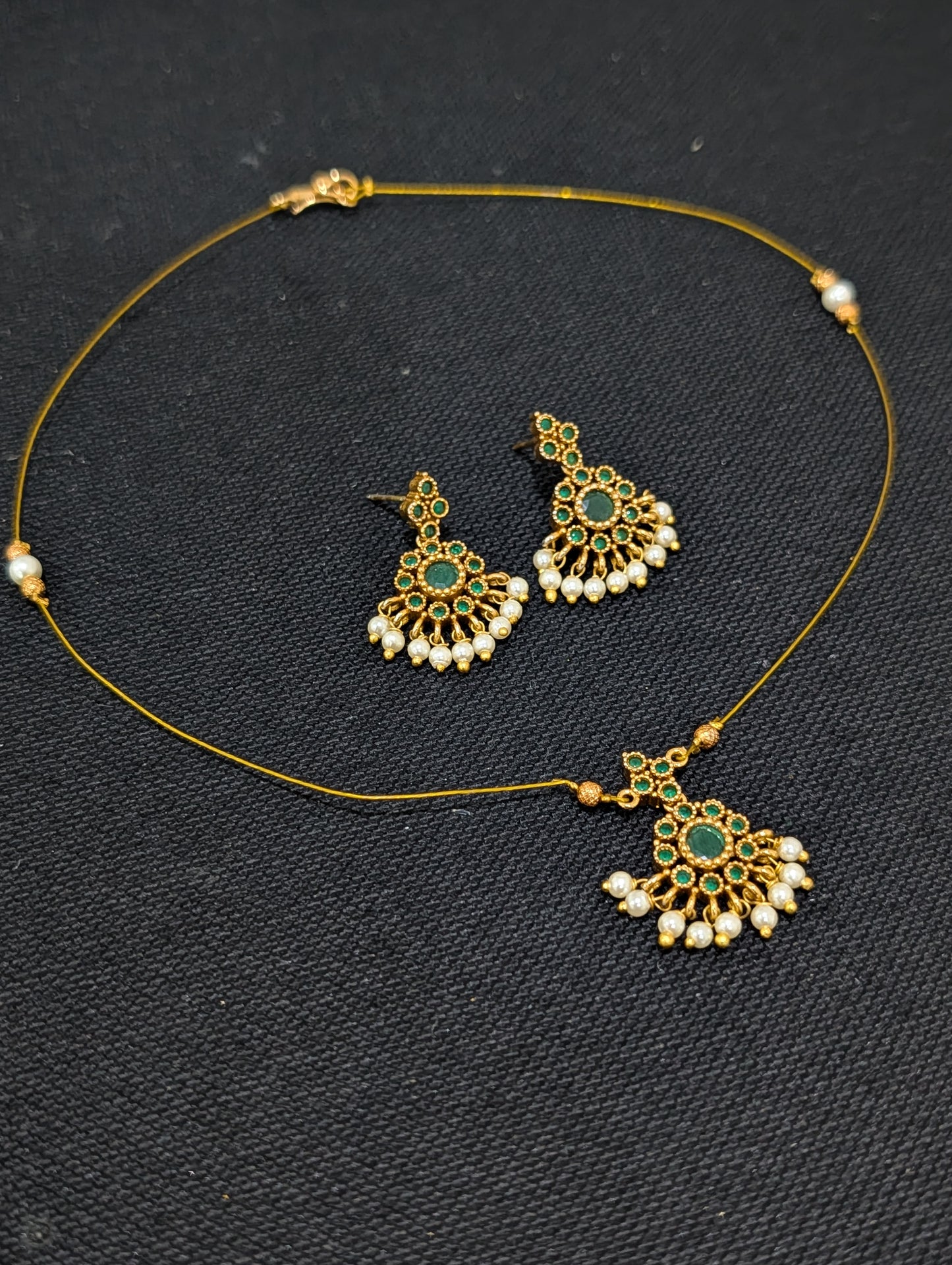 Minimalistic Flower Pendant Invisible Chain Necklace set