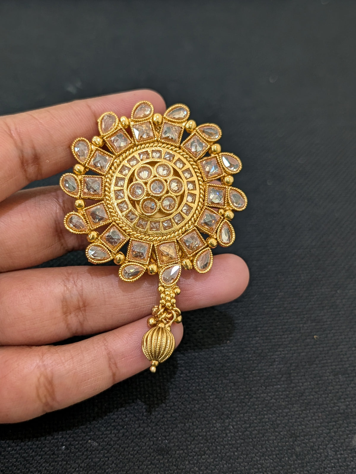 Grand Gold plated Round design Polki Saree Brooch - Simpliful