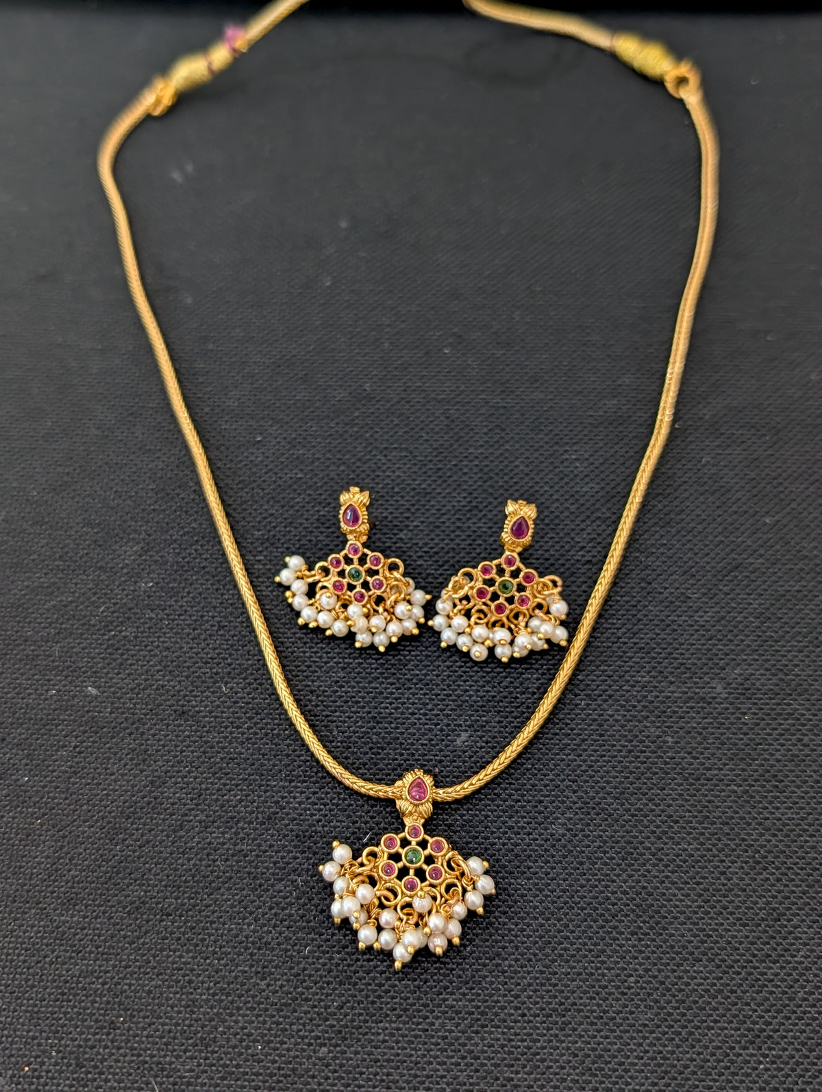 Minimalistic Guttapusalu Kemp Choker Stud set