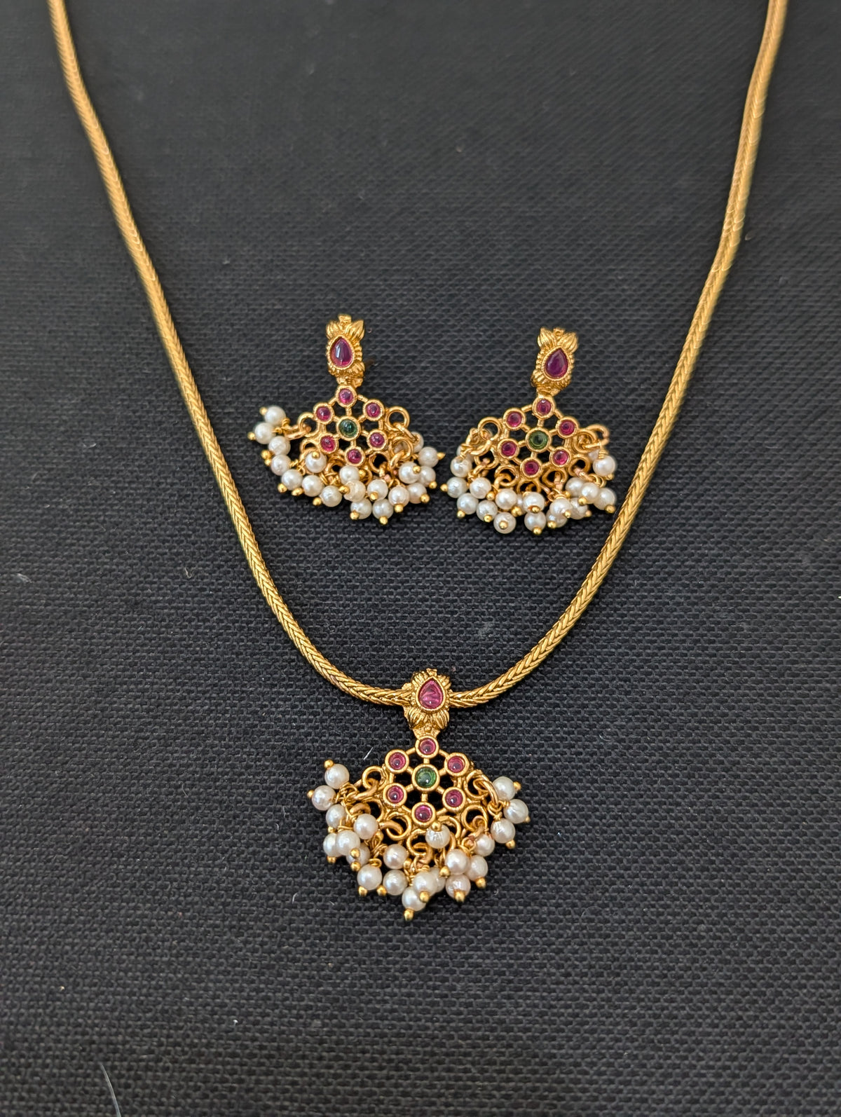 Minimalistic Guttapusalu Kemp Choker Stud set
