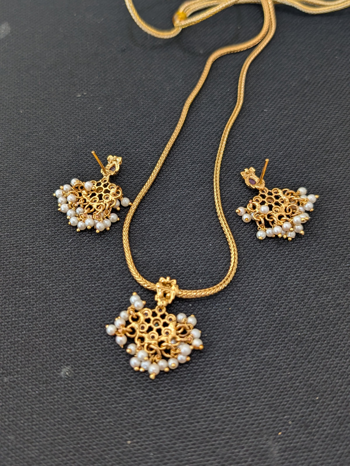 Minimalistic Guttapusalu Kemp Choker Stud set