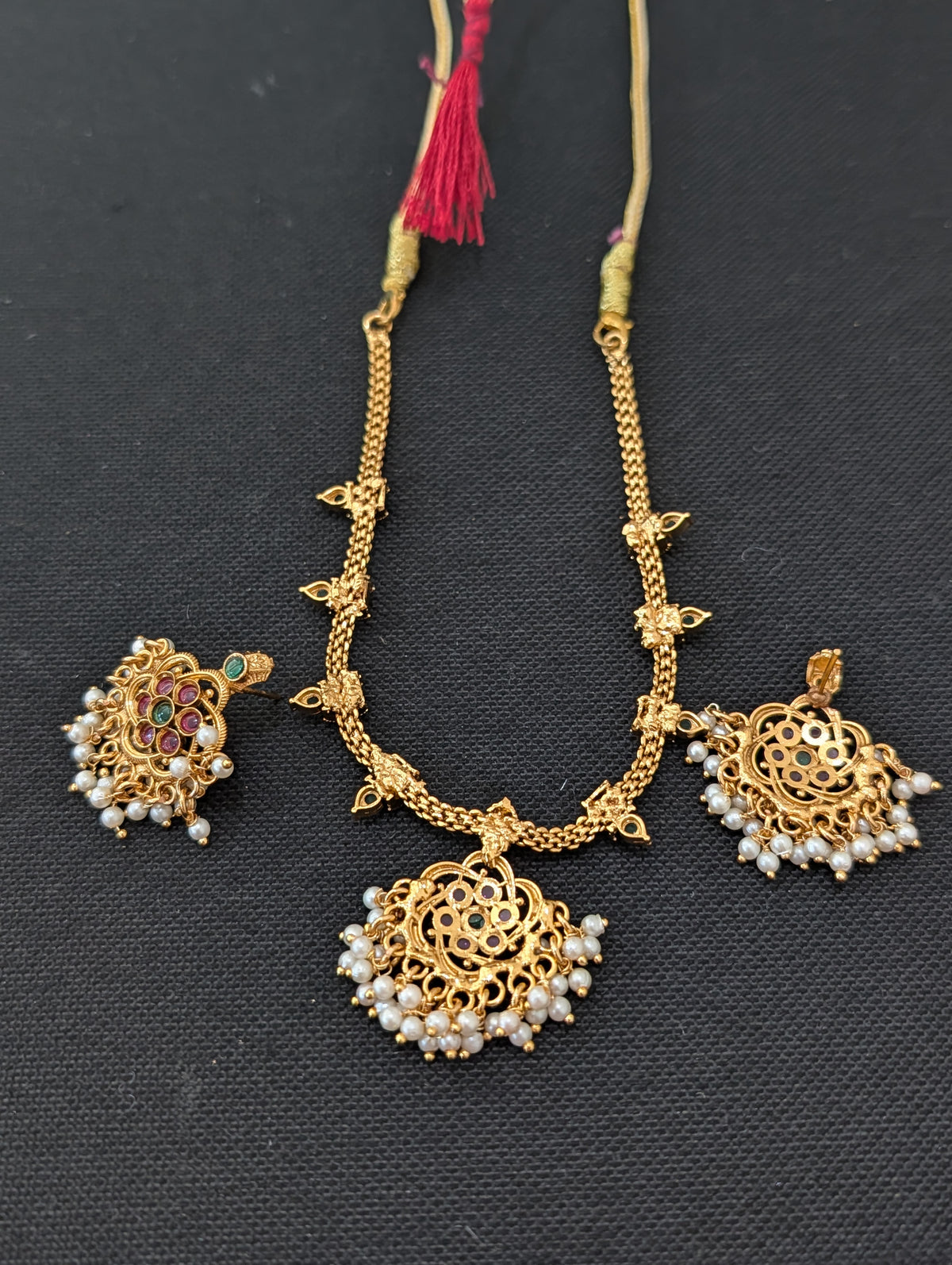Minimalistic Guttapusalu Kemp Choker Chandbali set