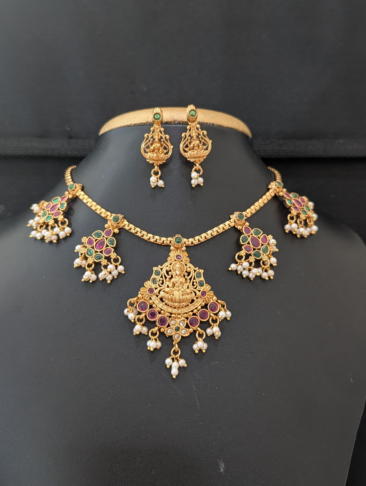 Adigai style Lakshmi ji Kemp Choker Stud set