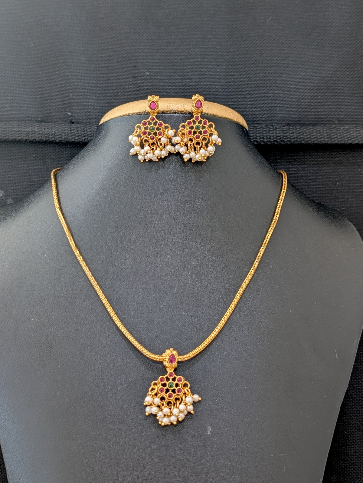 Minimalistic Guttapusalu Kemp Choker Stud set