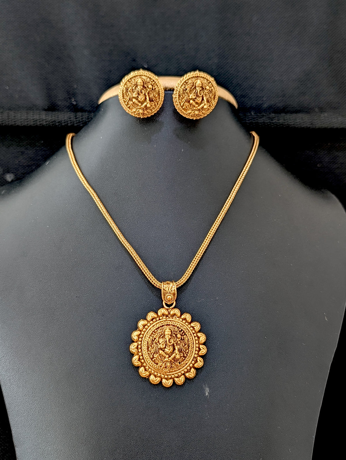 Lord Ganesha Pendant Chain Stud set
