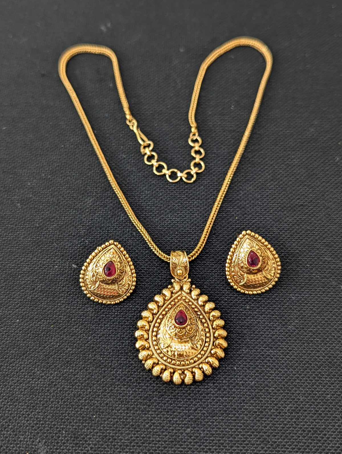 Teardrop Pendant Chain Stud set