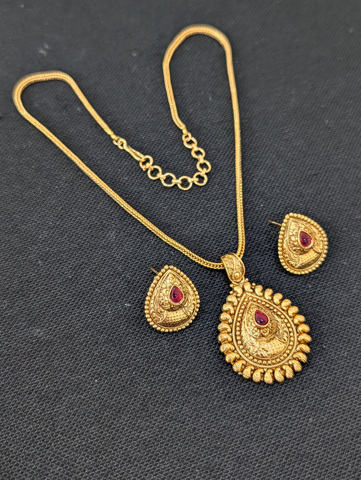Teardrop Pendant Chain Stud set