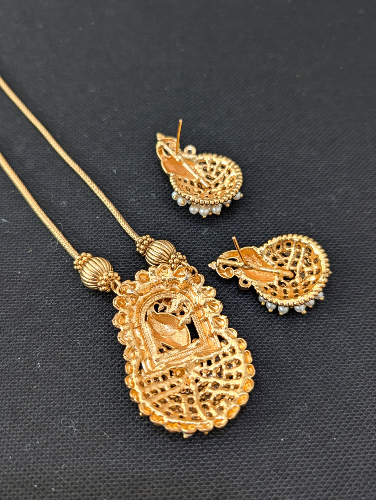 Pearl hand setted Peacock Pendant Chain Stud set