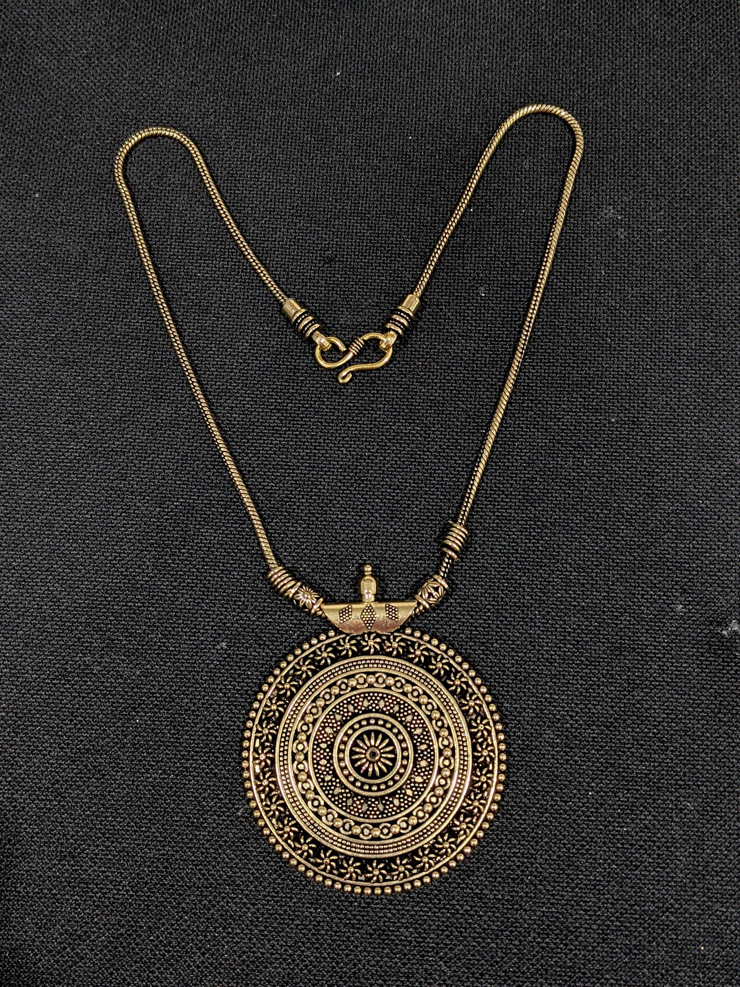 Evergreen design Round Pendant Chain Antique Necklace