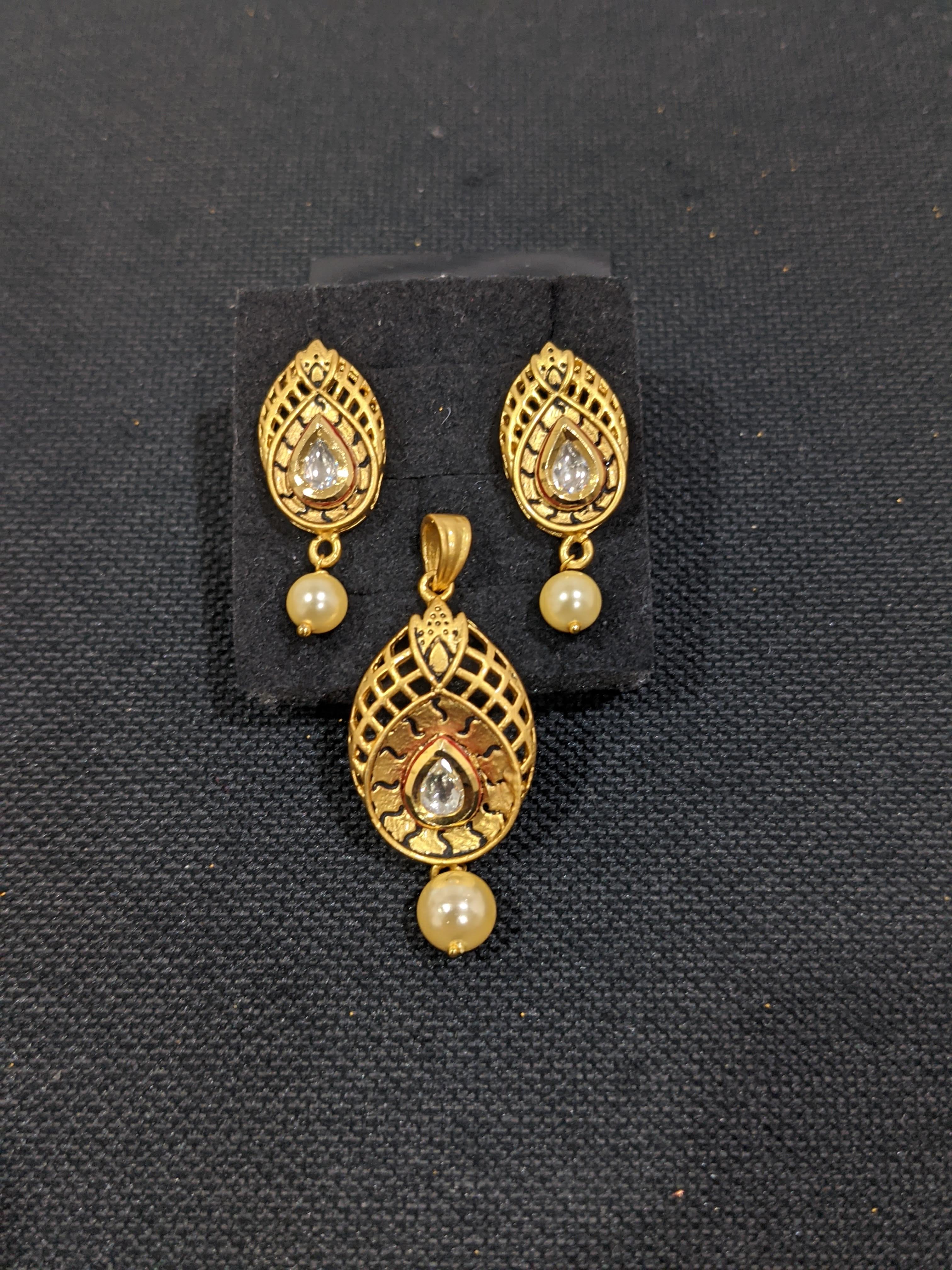 Polki Kundan Real Stone Earrings at 4000.00 INR at Best Price in Delhi | Ms  International