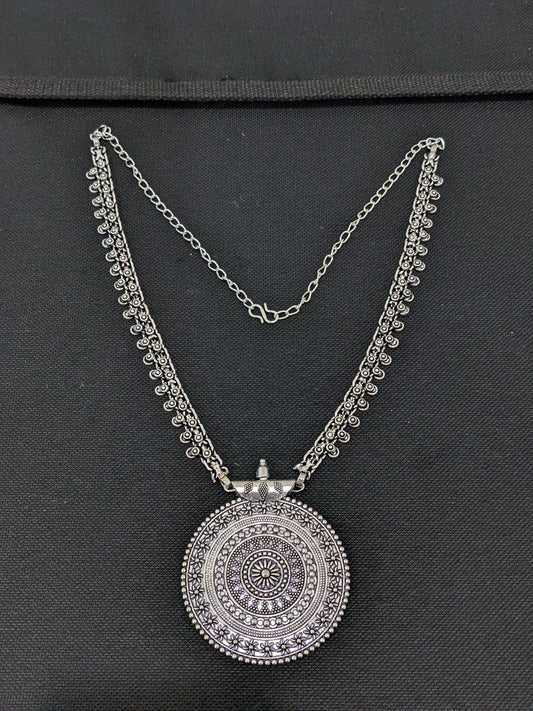 Classic Evergreen design Round Pendant Chain Antique Silver Necklace