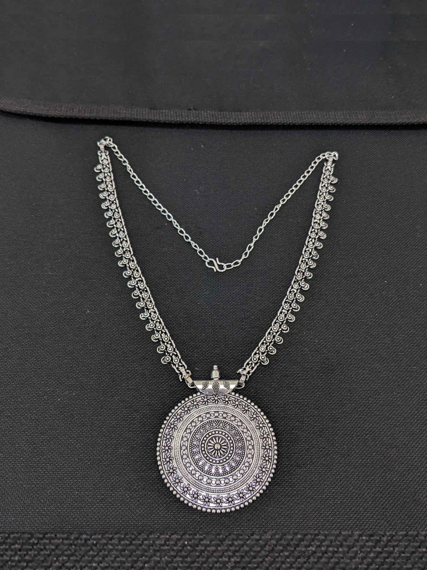 Classic Evergreen design Round Pendant Chain Antique Silver Necklace