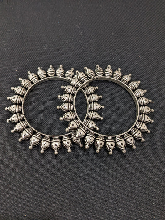 Oxidized silver pair bangles - Curvy triangle design