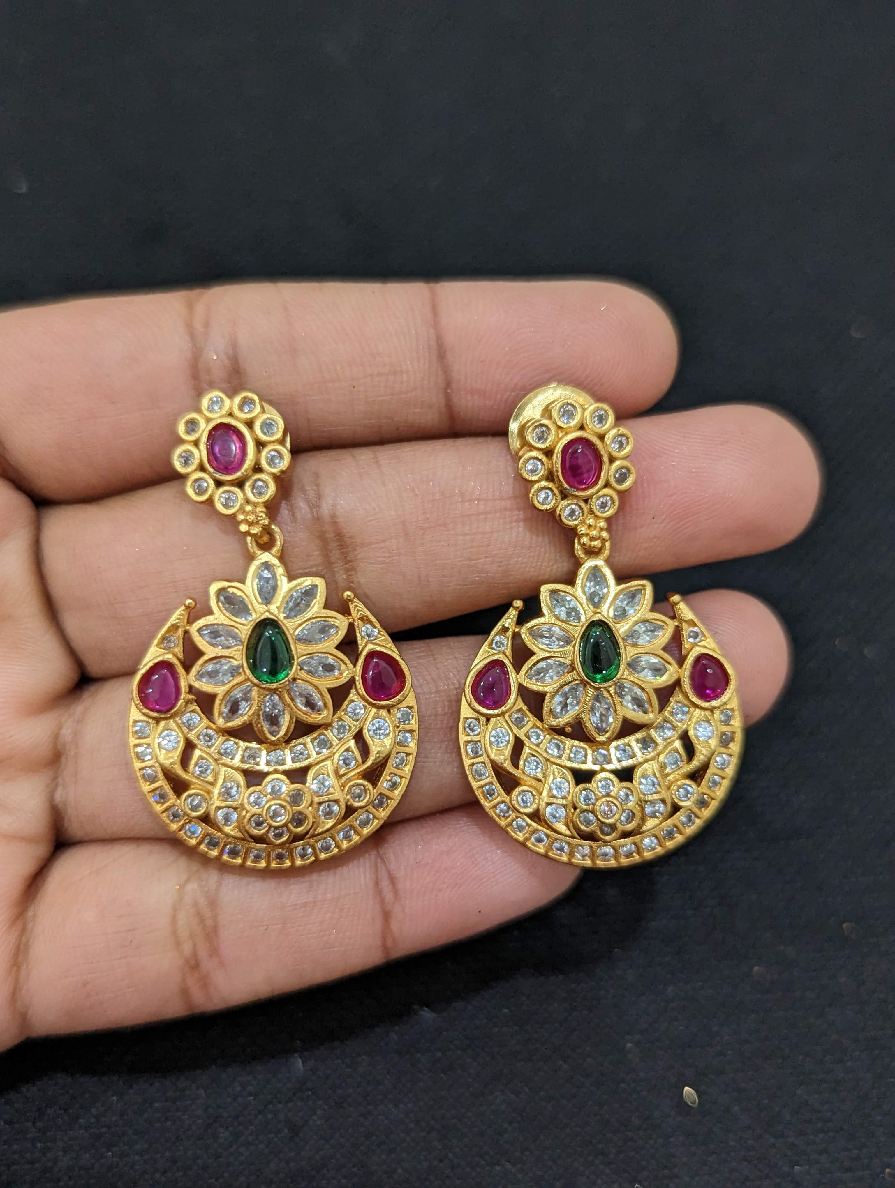 Gold Earrings Jhumka : गोल्ड इयररिंग्स के ये झुमके है बेहद खास,देखे डिज़ाइन
