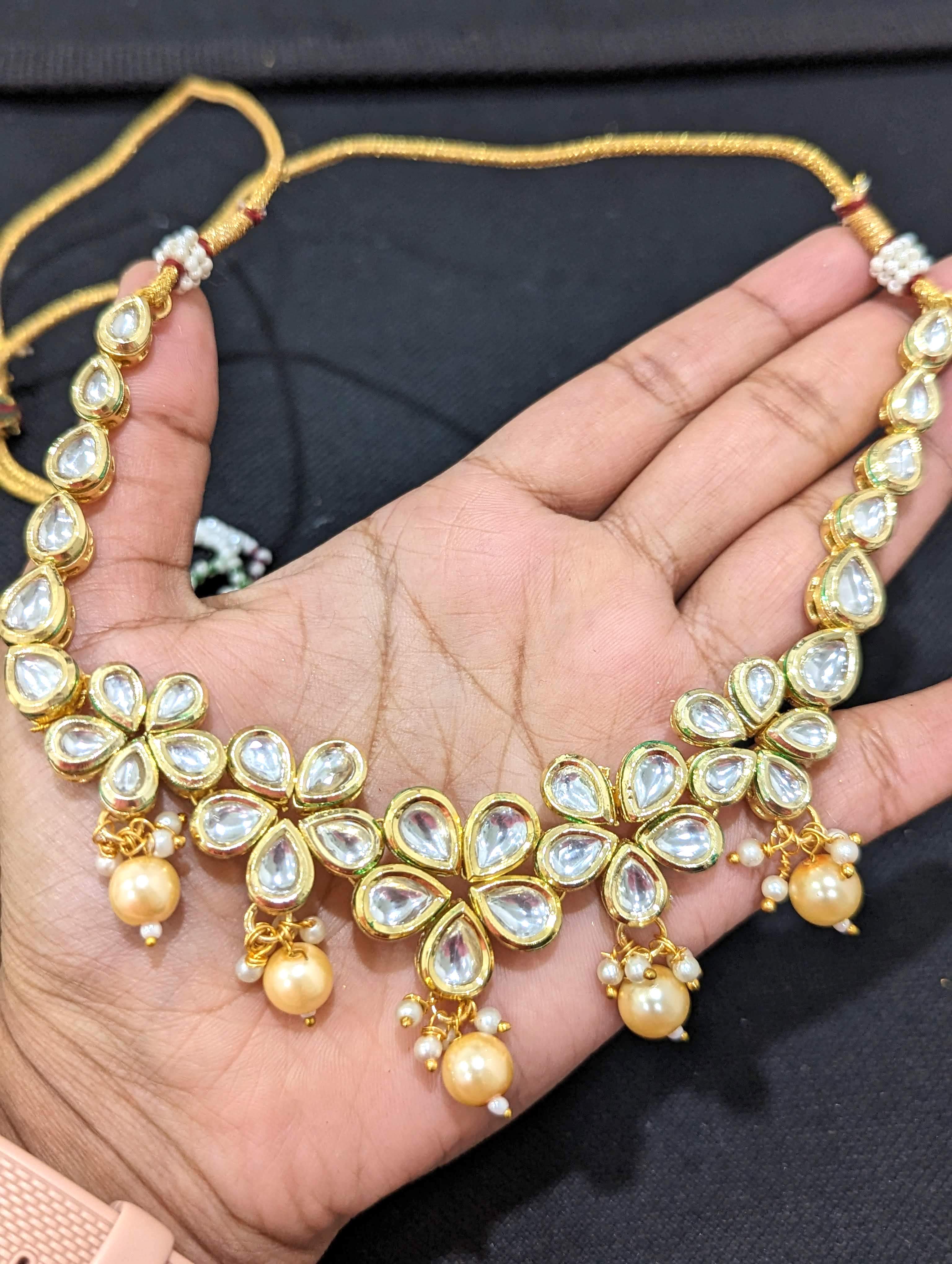 Simple hot sale kundan choker