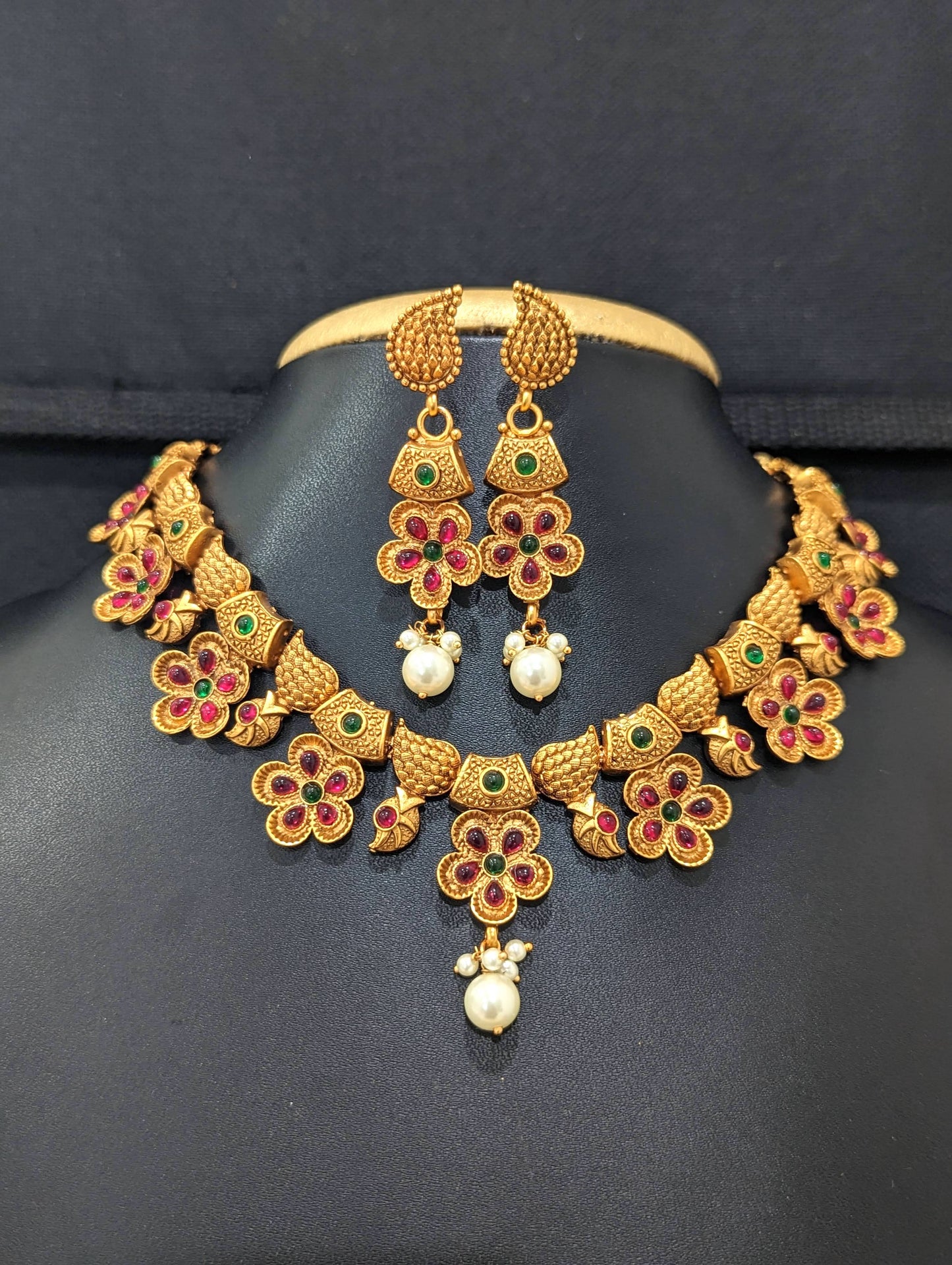 Traditional flower design kemp stone choker necklace and earrings set