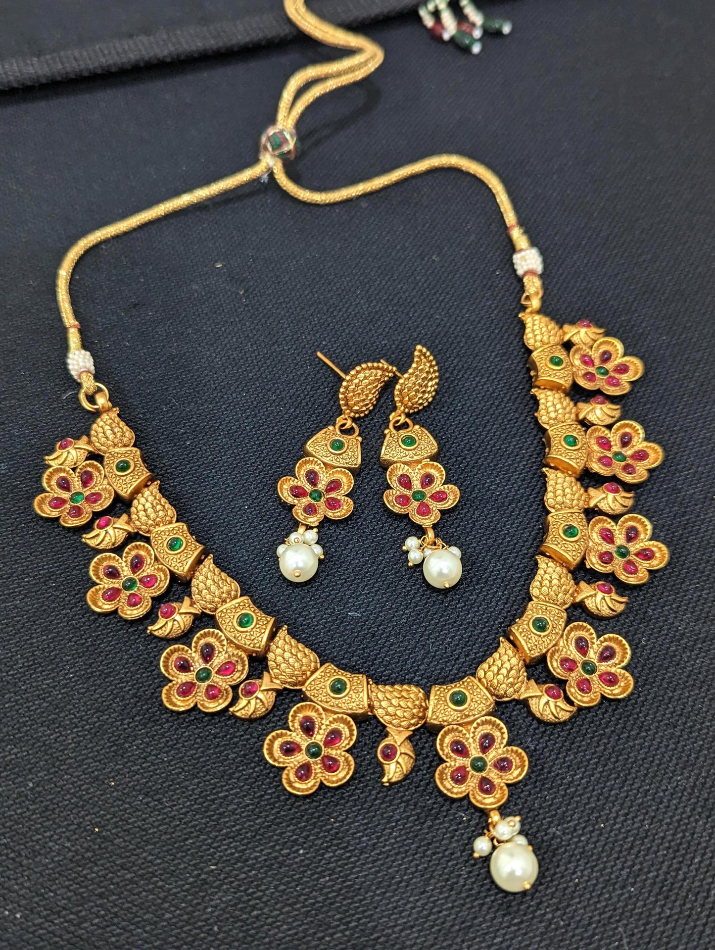 Traditional flower design kemp stone choker necklace and earrings set