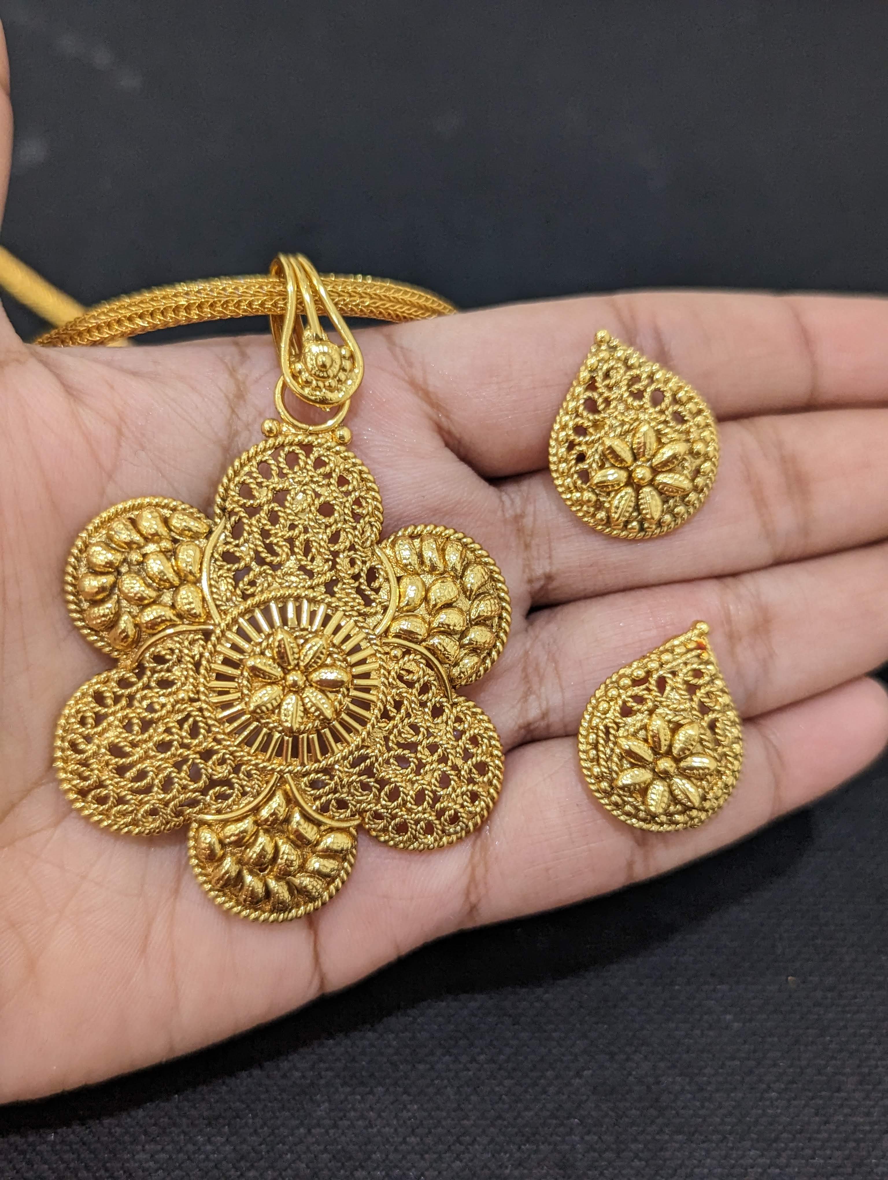 Wedding Wear 18 Carat Gold Pendant Earring Set at Rs 205000/set in Mumbai |  ID: 25410262255