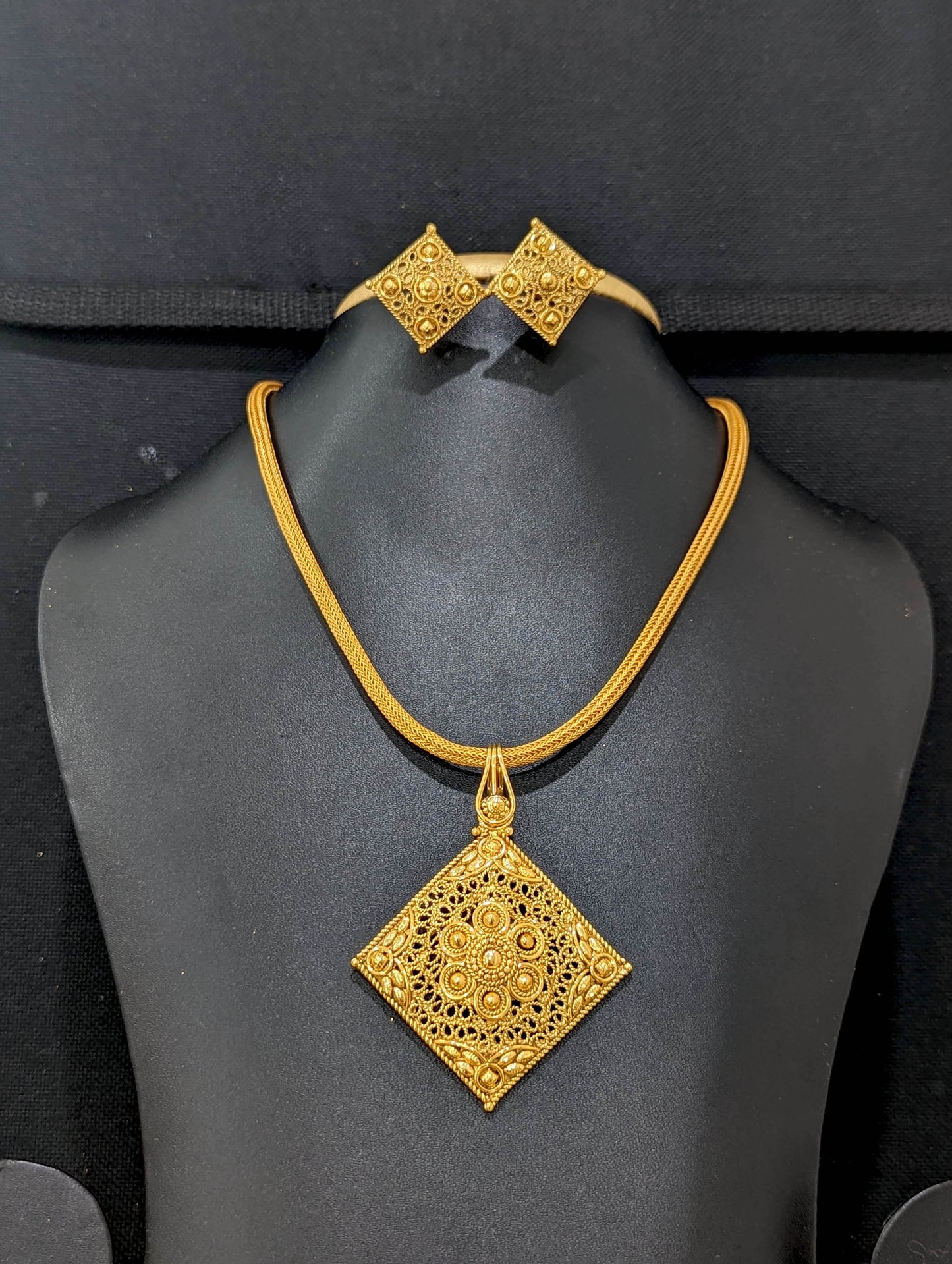Gold look alike Pendant and Earrings Set - Design 5