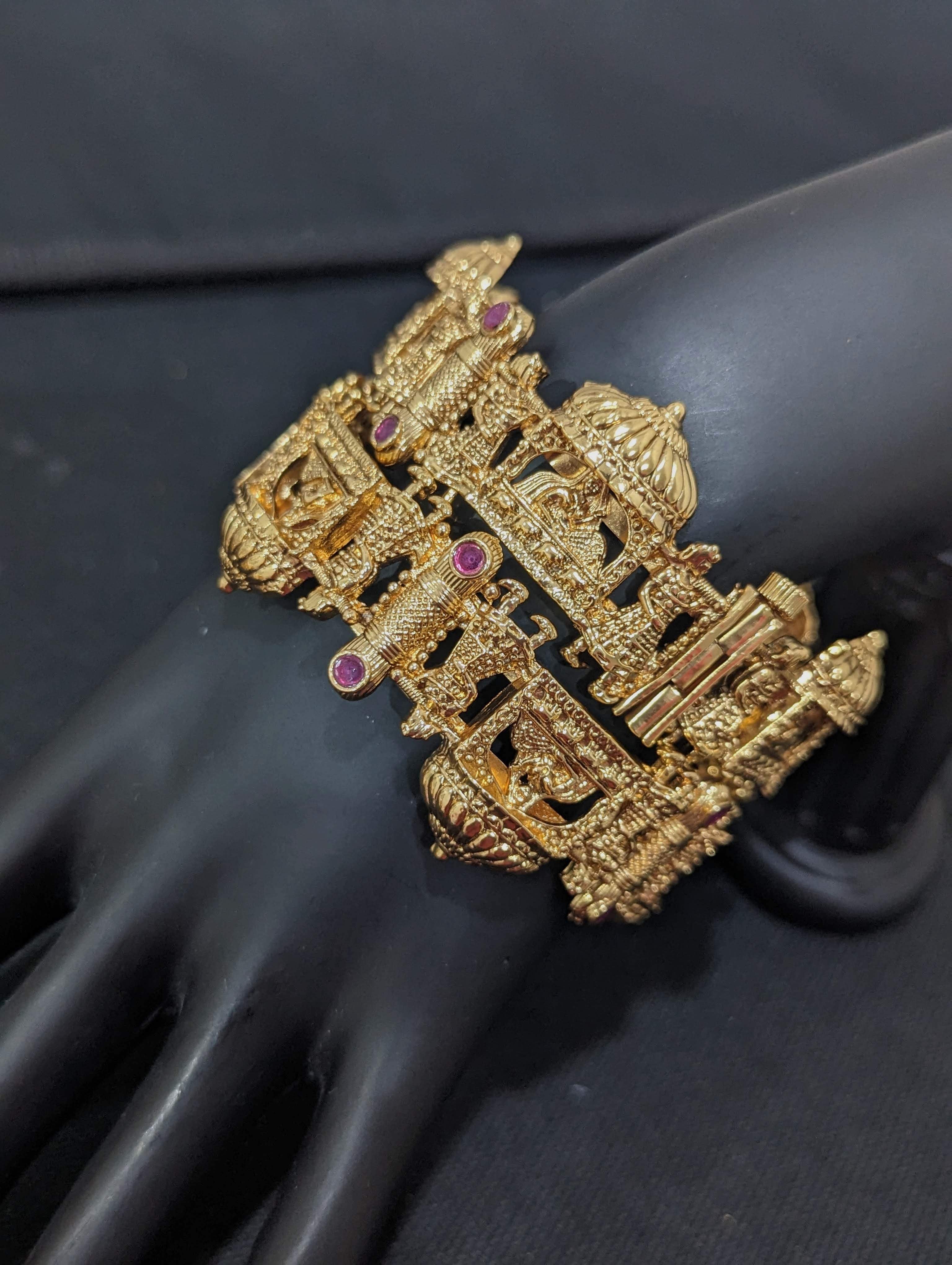 Tanishq - An intricately fashioned, broad bracelet, covering only the front  of her wrist, is believed to bring prosperity to the newly wedded Bodhu and  her partner. #RivaahBridesByTanishq For more, visit:  https://www.tanishq.co.in/rivaah/brides/oriya |