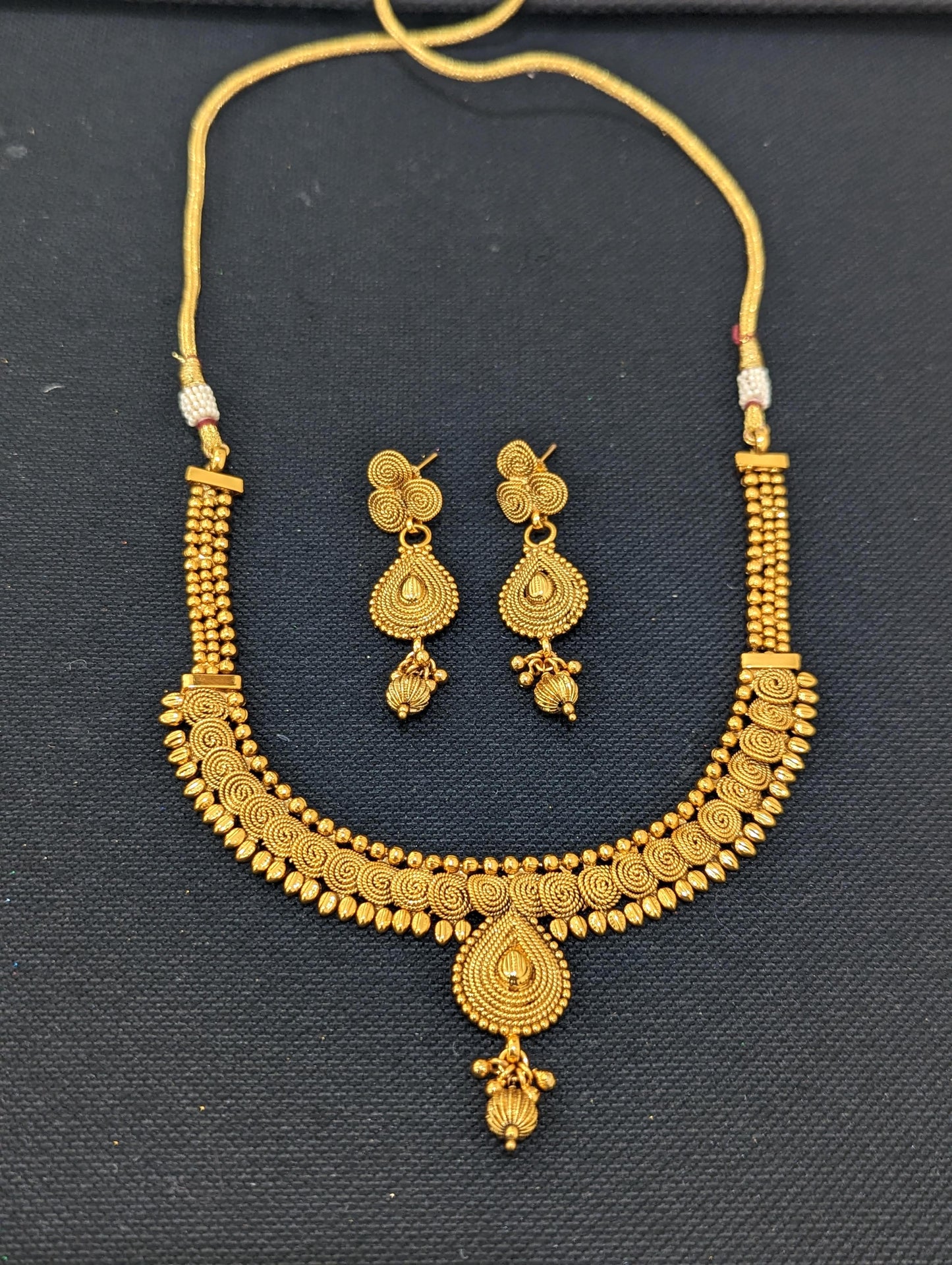 Real gold look alike Choker Necklace and Earrings set - Design 2