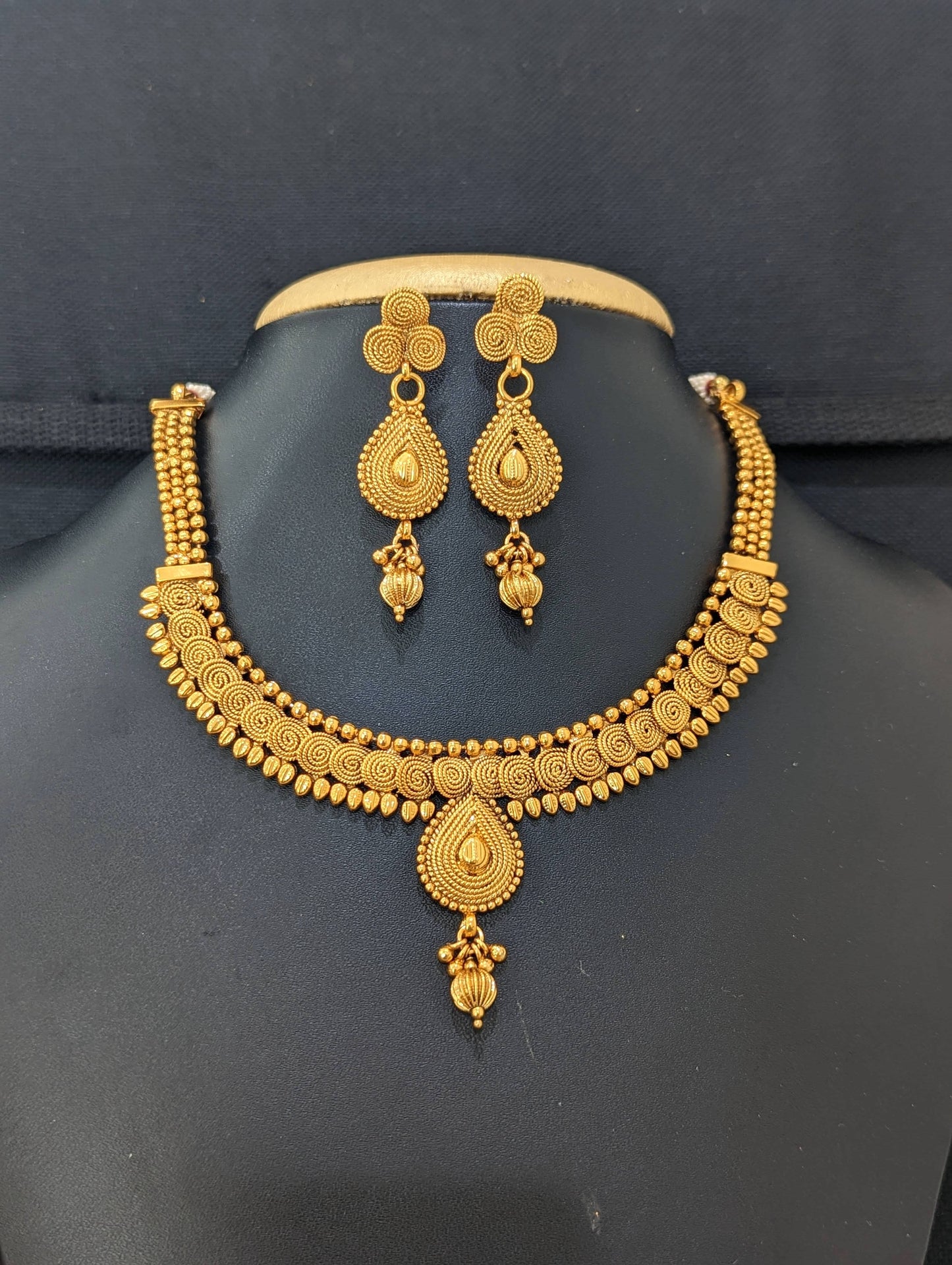 Real gold look alike Choker Necklace and Earrings set - Design 2